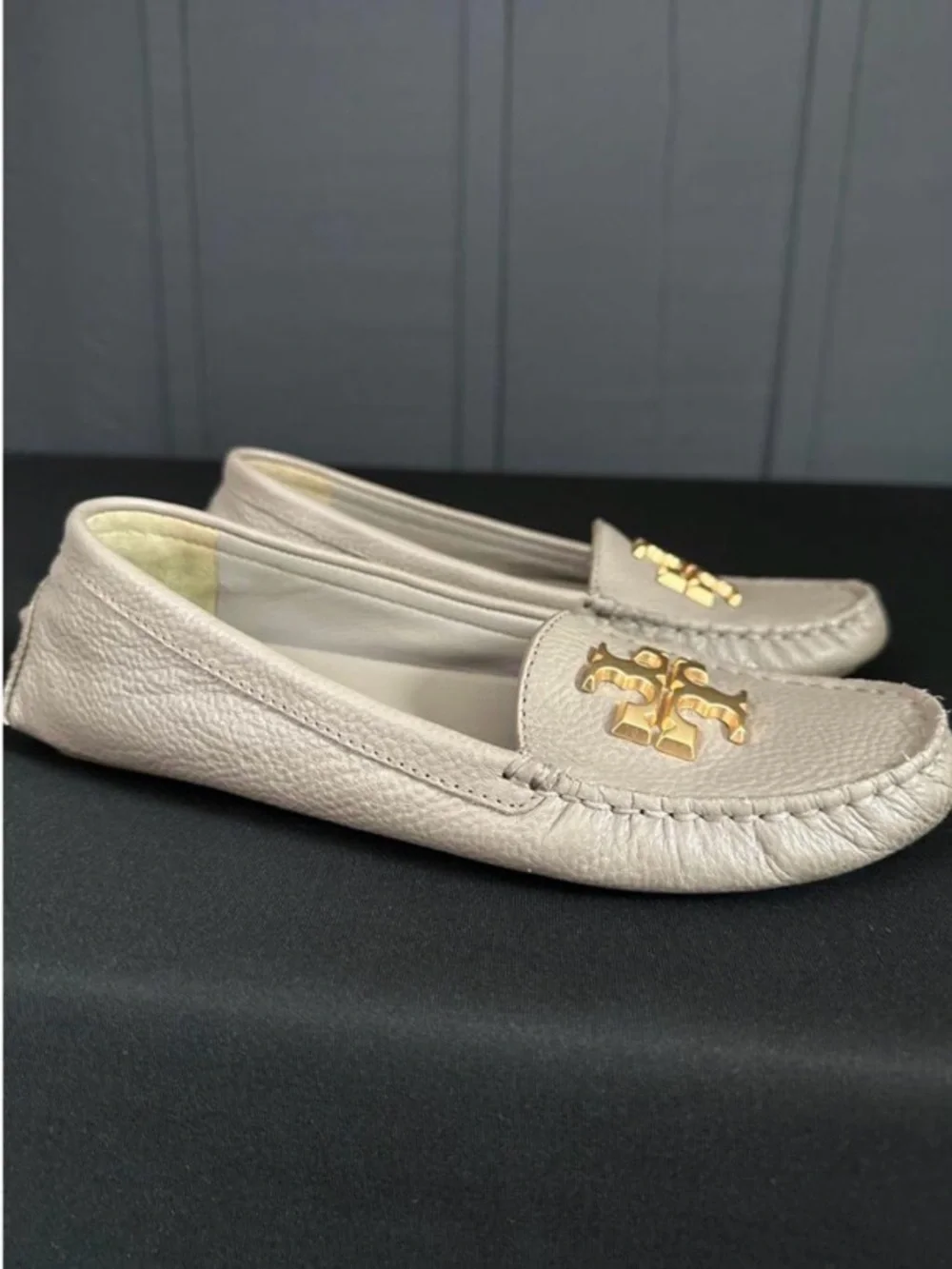 Tory Burch Everly Leather Driver Loafers French Gray Taupe Rolled Brass Size 6M